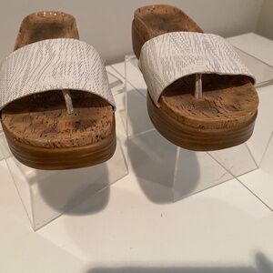 DONALD PLINER WOMENS FIJI PLATFORM THONG SLIDES SHIMMERY SILVER/WHITE 8.5